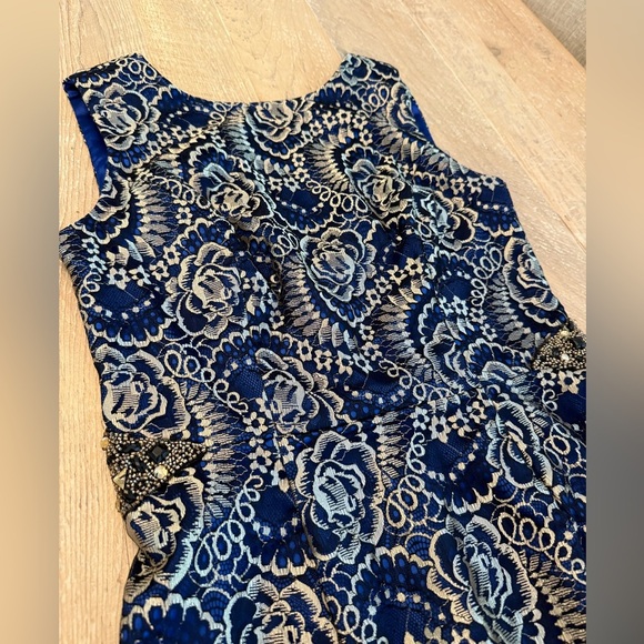 Embellished Brocade Sleeveless Sheath Dress. Blue and gold - satin lined. Size 6 - Picture 4 of 11